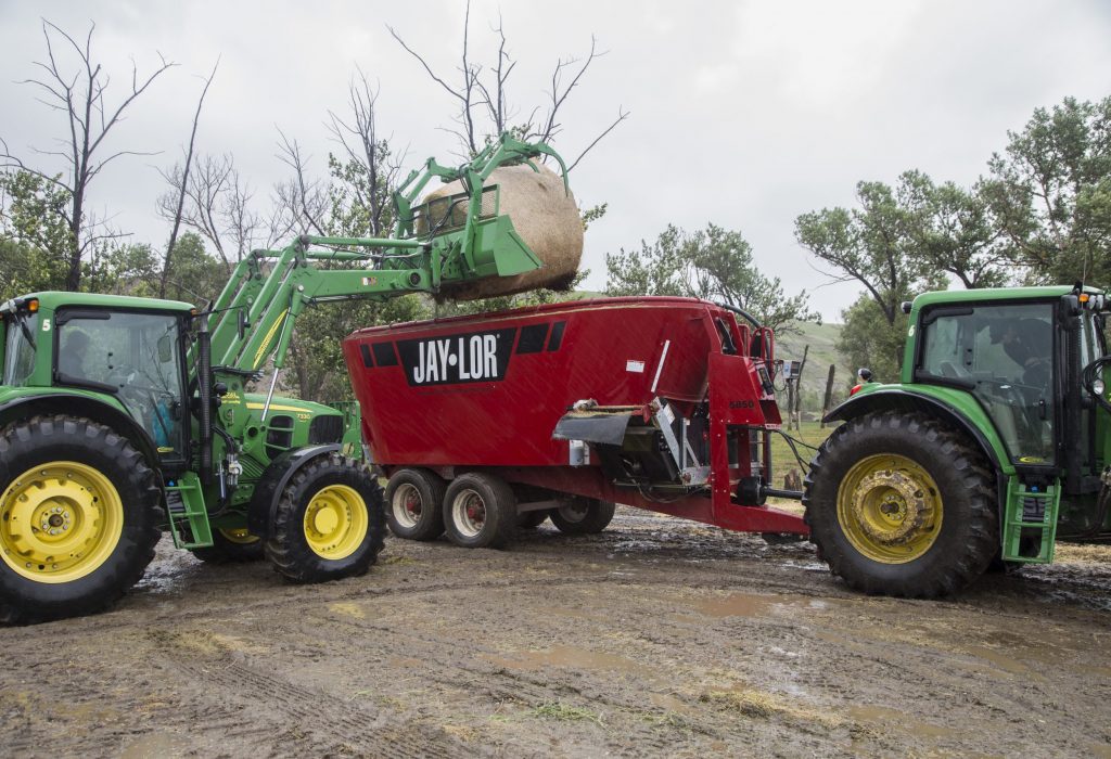 5 Tips For Processing Round Bale Forage With TMR Mixers