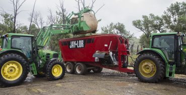 5 Tips For Processing Round Bale Forage With TMR Mixers